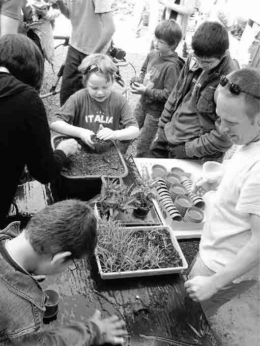 Schüler erforschen den Schulgarten