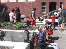 Die Schüler erkunden mit ihren Lehrern den Schulgarten