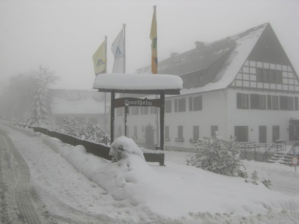 Das Haus II der Jugendherberge Neuastenberg lag im Januar in einer tief verschneiten Winterlandschaft.