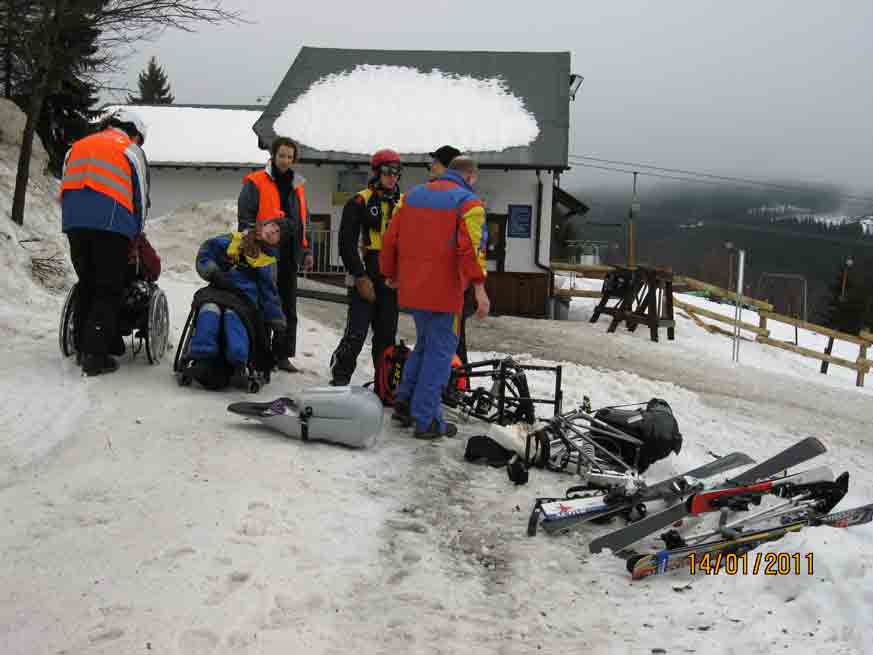 Viel Personal und Material und ein ganzes Stück Logistik werden benötigt, um auf und in die Ski zu kommen
