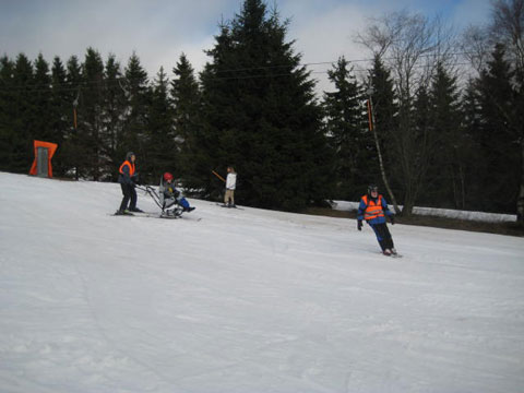Ein Schüler wird im Skipilot gefahren - vorweg fährt ein weiterer Begleiter.