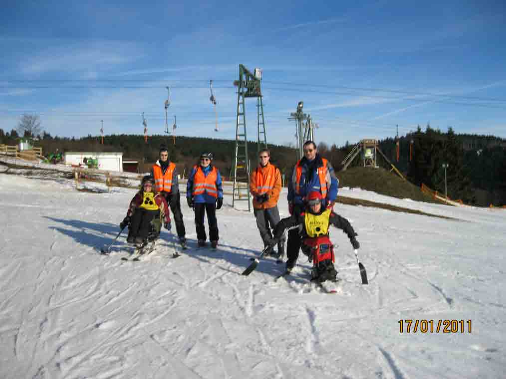 Gruppenfoto - Ski alpin mit Skipilot und Bi-Ski auf der Postwiese