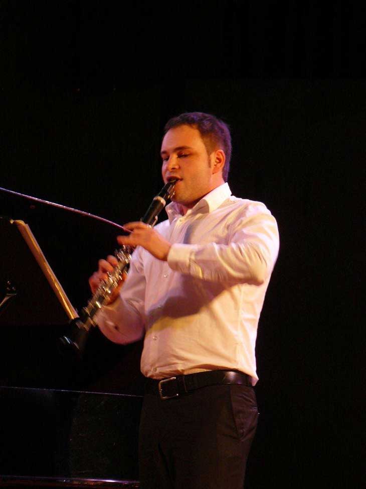 Nicolai Pfeffer spielt Klarinette