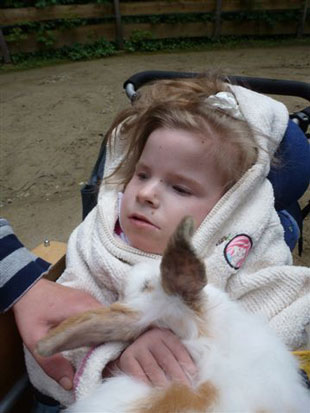 Ein Kaninchen liegt auf Melinas Schoß