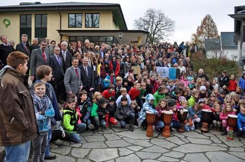 Gruppenfoto mit Schülern und Mitarbeitern mehrer Nationalparkschulen.