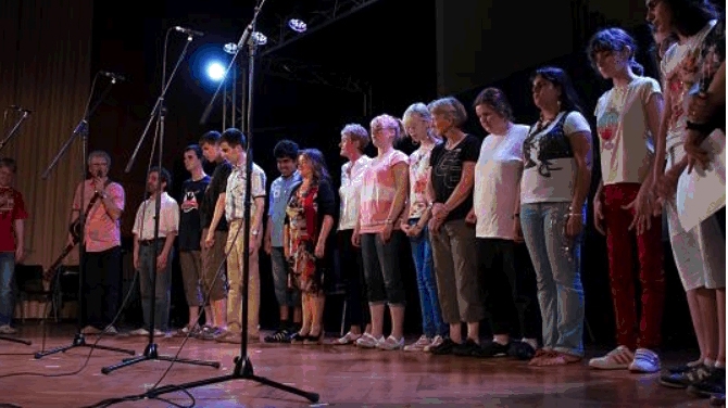 Der gesamte Chor auf der Bühne in der Aula der Louis-Braille-Schule