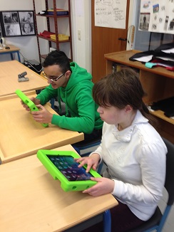 Hassan und Amanda lernen das iPad kennen.