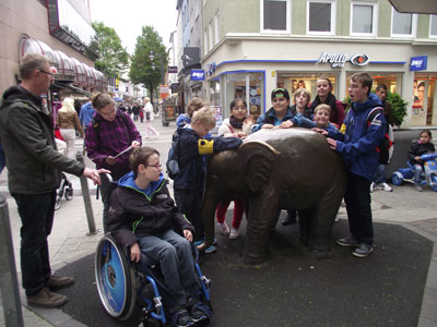 Die FÖ 4 zusammen mit dem Elefanten aus Bronze