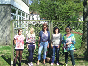 Als Abschluss des gemeinsamen Austauschs haben sich die Schulbegleiterinnen mit der moderierenden Lehrerin zum Gruppenfoto aufgestellt.