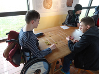 Max und Jan beim römischen Brettspiel