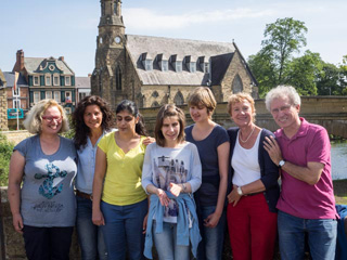 Gruppenbild vor einer alten Kirche in Morpeth mit den Teilnehmern der Reise: Frau Schlaadt-Großnick, Herr Großnick,Frau Capitain, Frau Geray, Melissa, Pariza und Michelle