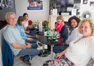 Lunchtime in der Ice-Bar: Herr Großnick, Melissa, Pariza, Michelle, Frau Geray und Frau Capitain warten auf ihre Sandwiches