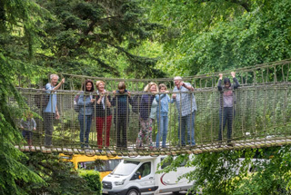 Gruppenbild auf der Hängebrücke zum Tree-House-Café
