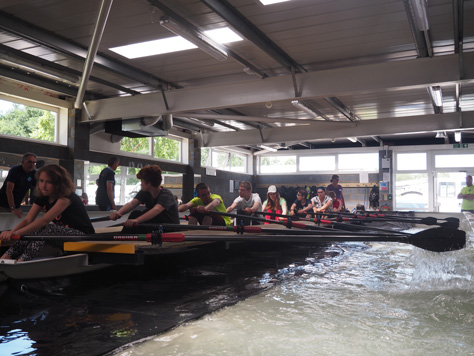 Rudern im Tank: In einer Art Swimmingpool befindet sich in der Mitte ein Steg mit Rudersitzen. Die Schüler haben so die Möglichkeit das Rudern zu erlernen ohne wirklich in einem wakeligen Boot zu sitzen.