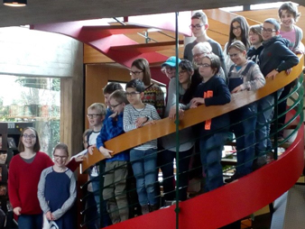 Das Foto zeigt die Teilnehmer des landesweiten Schwarzschrift Lesewettbewerbs in Soest.