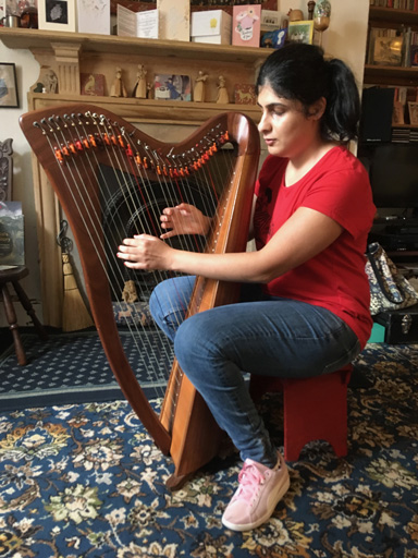 Pariza spielt auf der Harfe