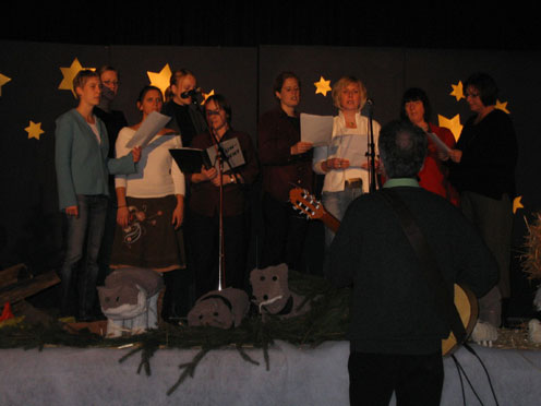 Lehrerweihnachtsfeier: Der Chor mit Gitarrenbegleitung