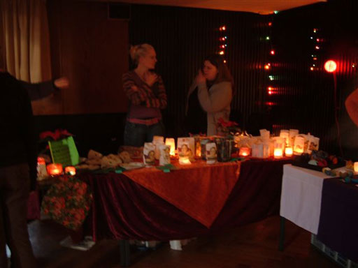 Adventlicher Lichterglanz: Verkaufsstand für Weihnachtslichter in der Aula