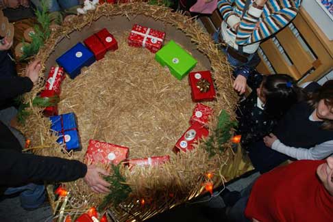 So weihnachtlich kann ein Mäuserennen sein: Stroharena mit einem Rondell aus nummerierten, aus weihnachtlichem Geschenkpapier gebastelten Häuschen, die die Mäuse aufsuchen können.