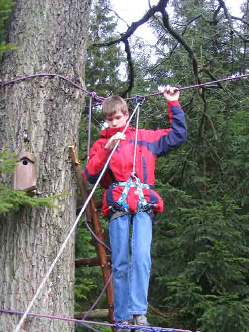 Hier zeigt Dragan Mut auf dem Seil in 5 m Höhe.