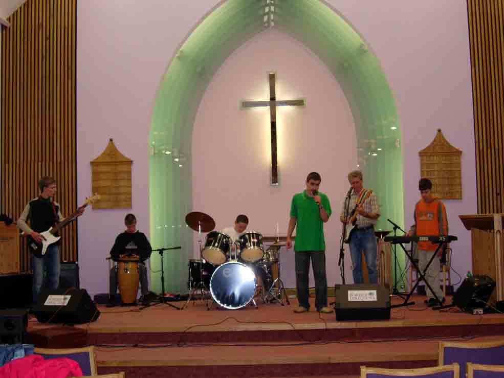 Die Band spielt unter dem Methodistenkreuz