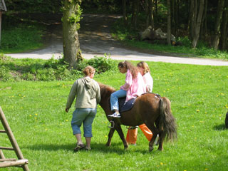 Chantal reitet auf einem Pony.