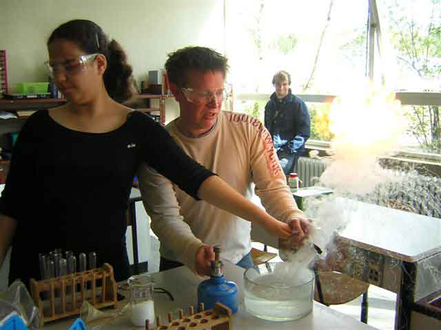 Atiye bei 'heißen' Experimenten im Chemieraum