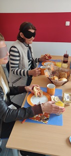 Eltern frühstücken unter der Simulationsbrille