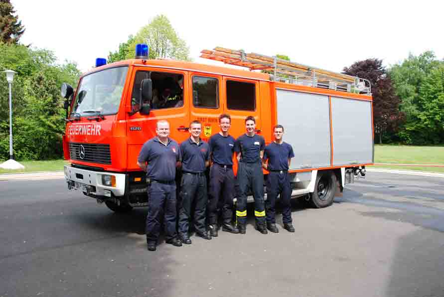Die fünf Männer der Löschgruppe Birkesdorf vor ihrem Feuerwehrwagen.