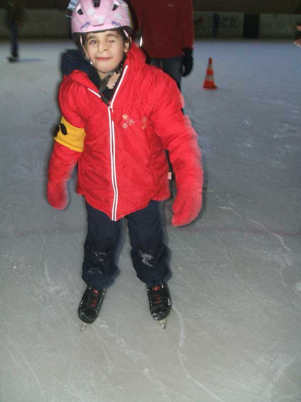 Kaltrina traut sich als erste, alleine auf dem Eis zu fahren