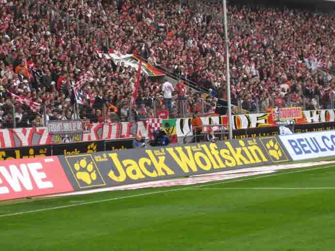 Die Kölner Fußballfans auf der Südtribüne sind bei dem langweiligen Spiel auch schon ganz ruhig geworden.