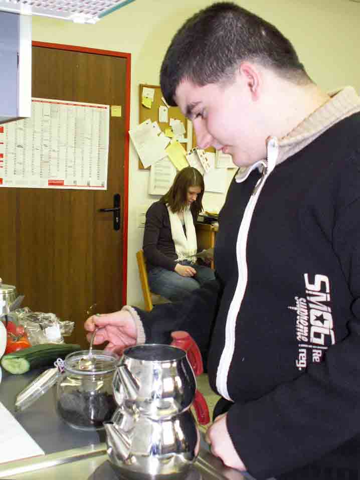 Ein Schüler kocht türkischen Tee.