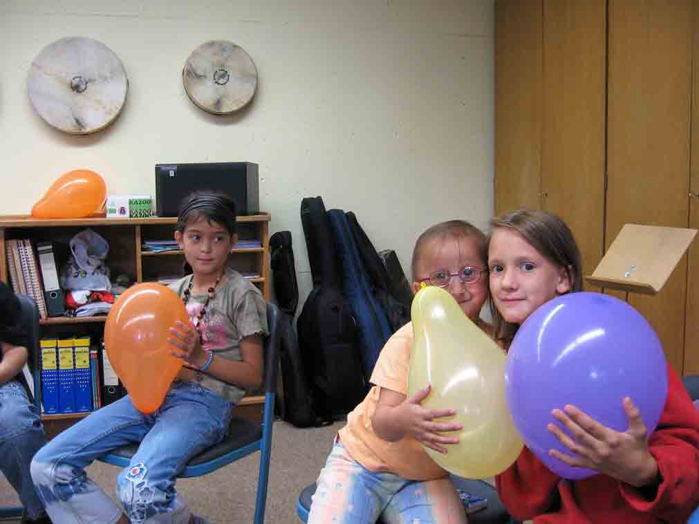 Sphresa und Janin halten Luftballons in den Händen.