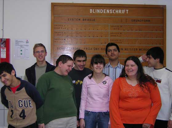 Klassenfoto: (von links) Josef, Florian, Jan, Ricardo, Christina, Jimmy, July, Mustafa