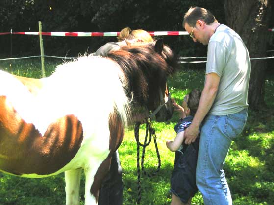 Matthias streichelt das Pony