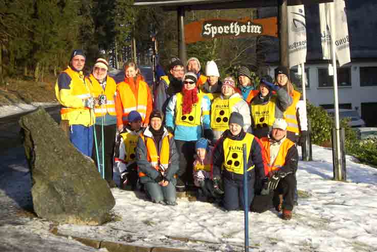 Die ganze 'Mannschaft' von Betreuern und Schülerinnen und Schülern vor der Unterkunft - dem Sportheim in Neuastenberg