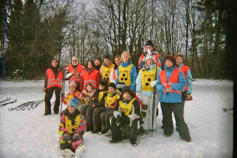 Die ganze 'Mannschaft' von Betreuern und Schülerinnen und Schülern im Schnee.