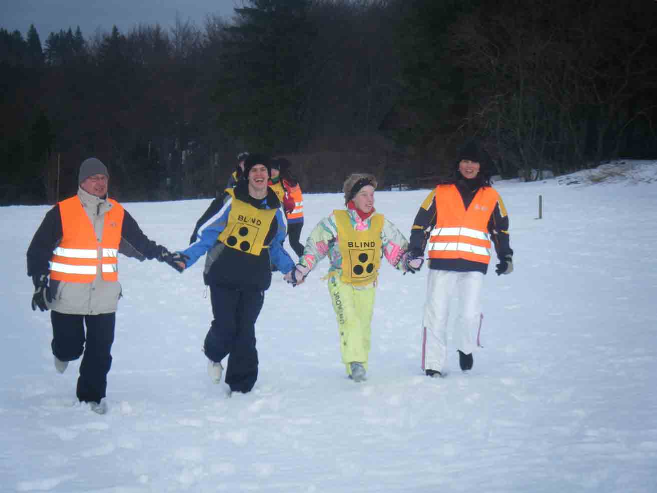 Spaß im Schnee: Dragan und Melanie laufen sich mit Herrn Ciuraj und Frau Molnar warm.