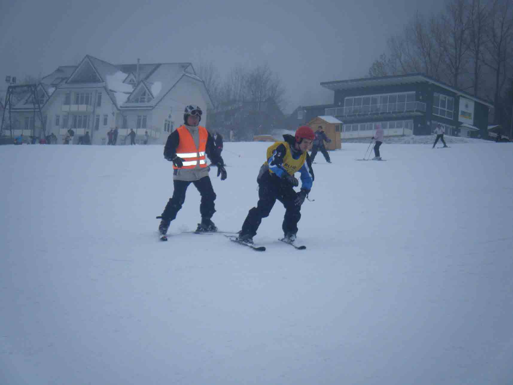 Wow! Dragan fährt bei dichtem Schneefall auf Alpin-Ski den Hang hinunter.