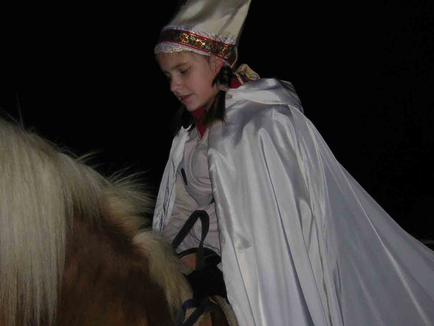 Celina als St. Martin auf dem Pferd