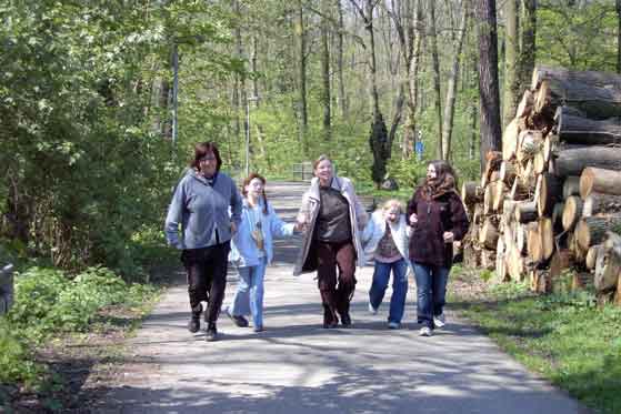 Laura und Julia laufen mit Begleitern auf einem Waldweg in der Nähe von Horrem