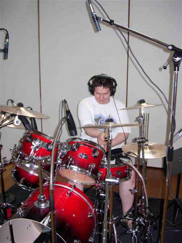 Jan am total verkabelten Schlagzeug. Jede Trommel und jedes Becken hat ein Mikrofon!