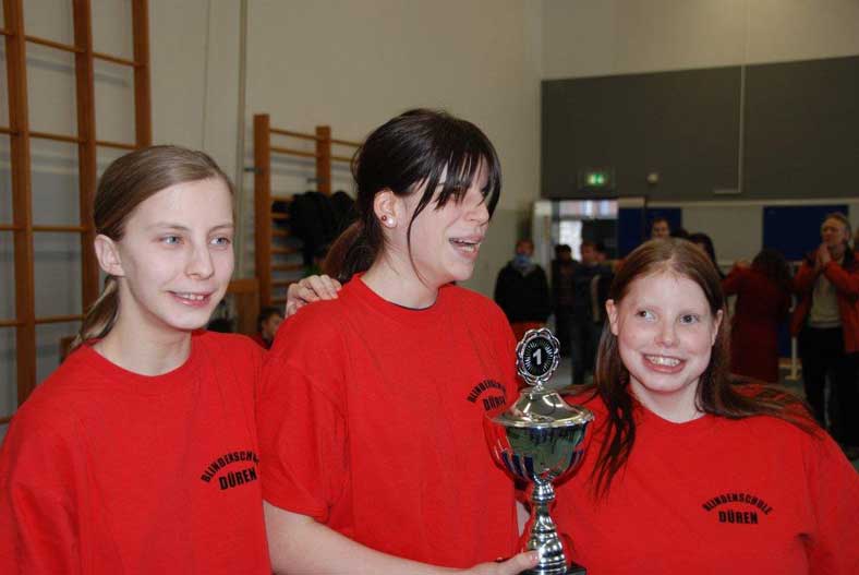 Die Sieger der älteren Mädchenmannschaft - Lisa, Jacqui und Angela - mit dem Pokal.