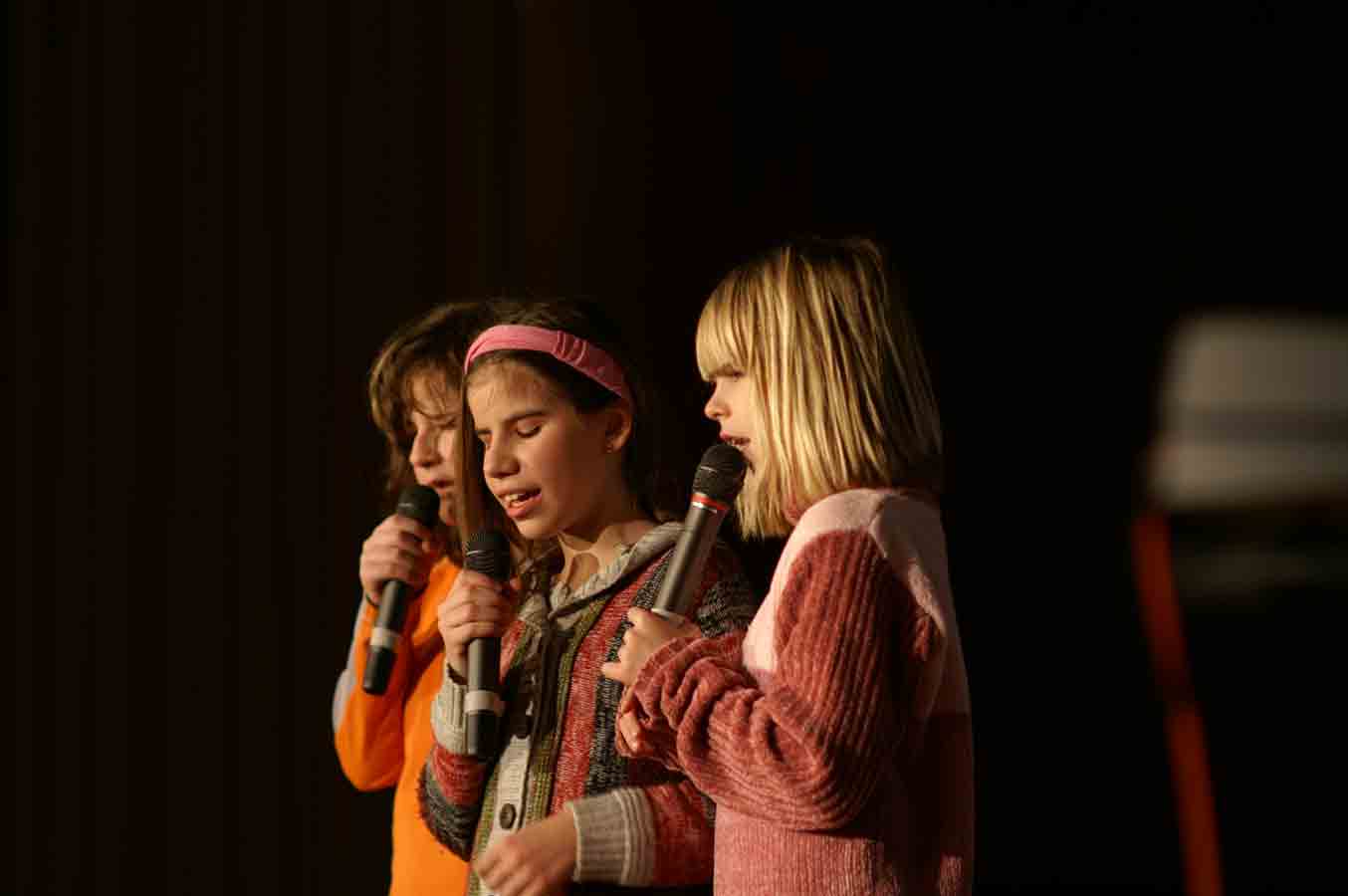 Larissa, Melissa und Tamara singen.