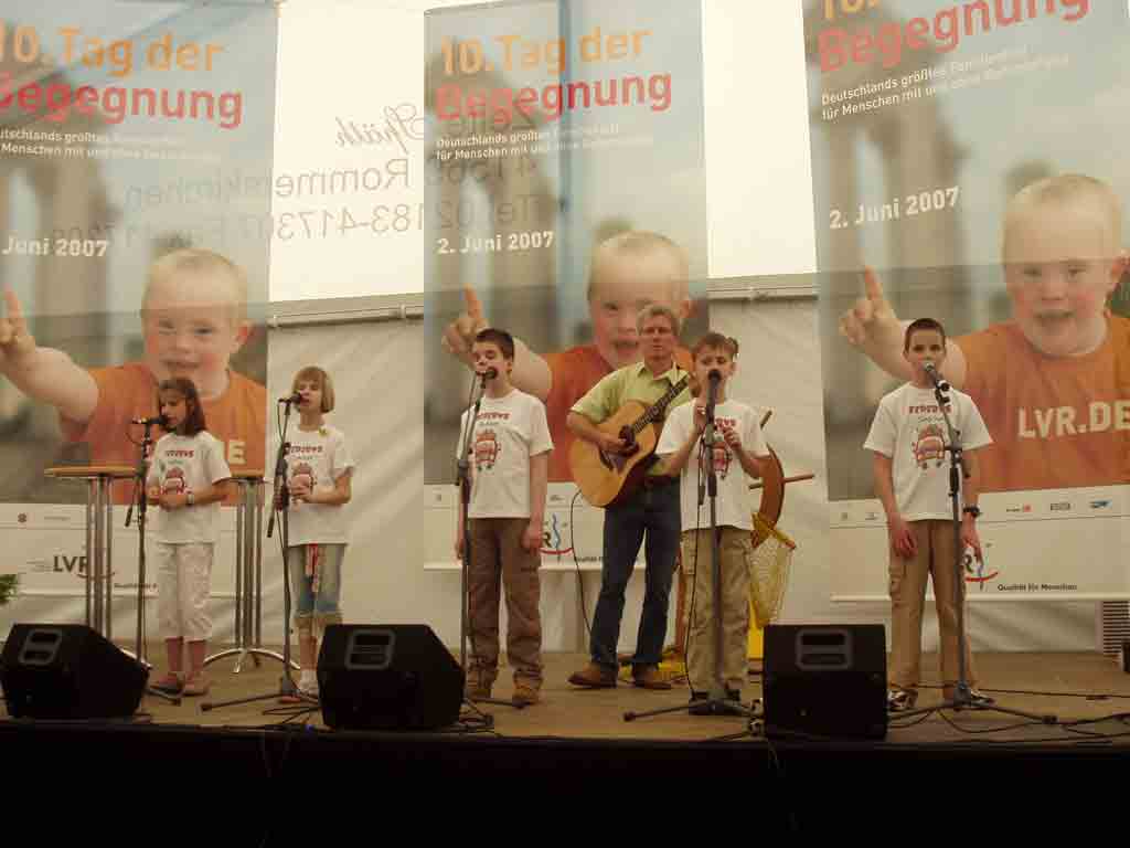 Melissa, Larissa, Andreas, Sebastian, Sascha und Herr Großnick auf der Bühne.