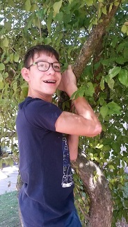 Dennis hängt an einem Baum auf dem Schulgelände